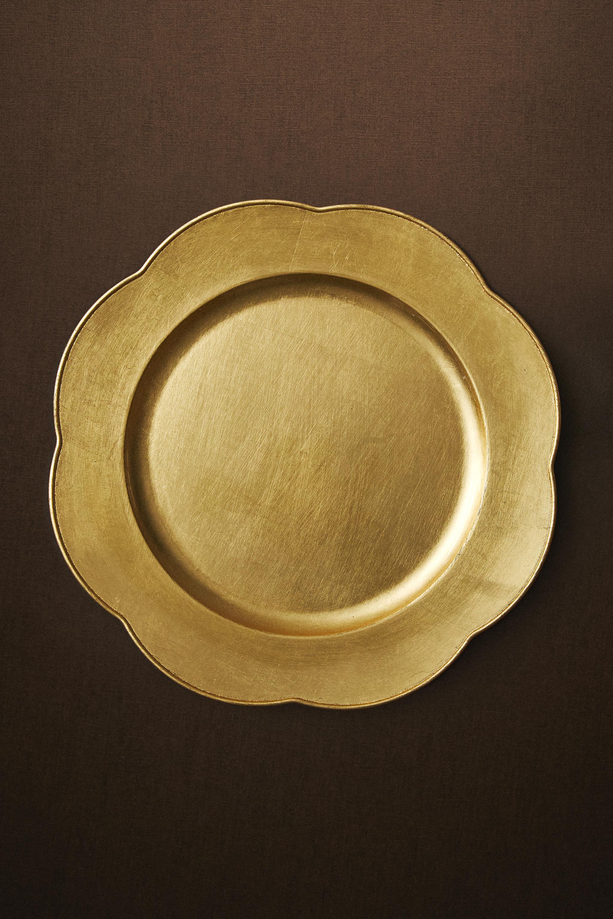 PLAIN CHRISTMAS CHARGER WITH SCALLOPED EDGE